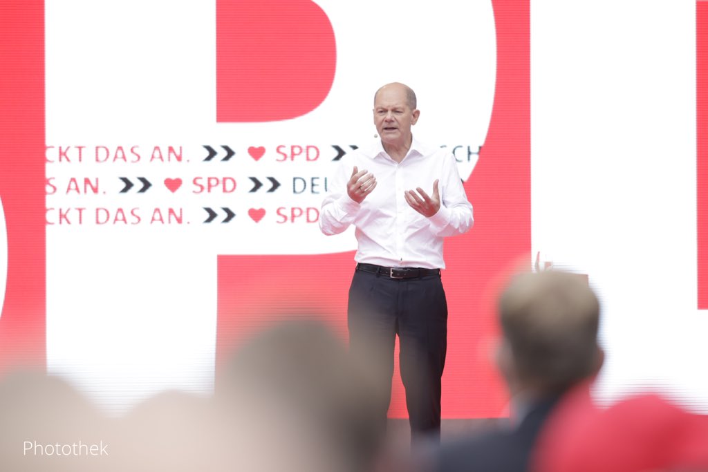 "Ich wünsche mir, dass alle, die hier anwesend und geimpft sind, diese Erfahrung weitergeben", sagt <a href="/OlafScholz/">Olaf Scholz</a> in Köln. "Dass Sie ihre Freunde ansprechen, dass sie in ihren Familien, im Sportverein, im Betrieb und am Stammtisch darüber reden."