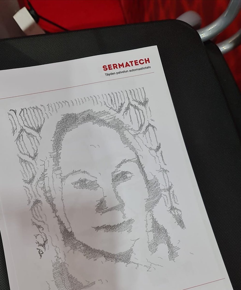 SirpaSisko's tweet photo. Poikani piirrätti robotilla kuvastani piirroksen. 😊 #sermatech #robotti https://t.co/AfWPAhHs94