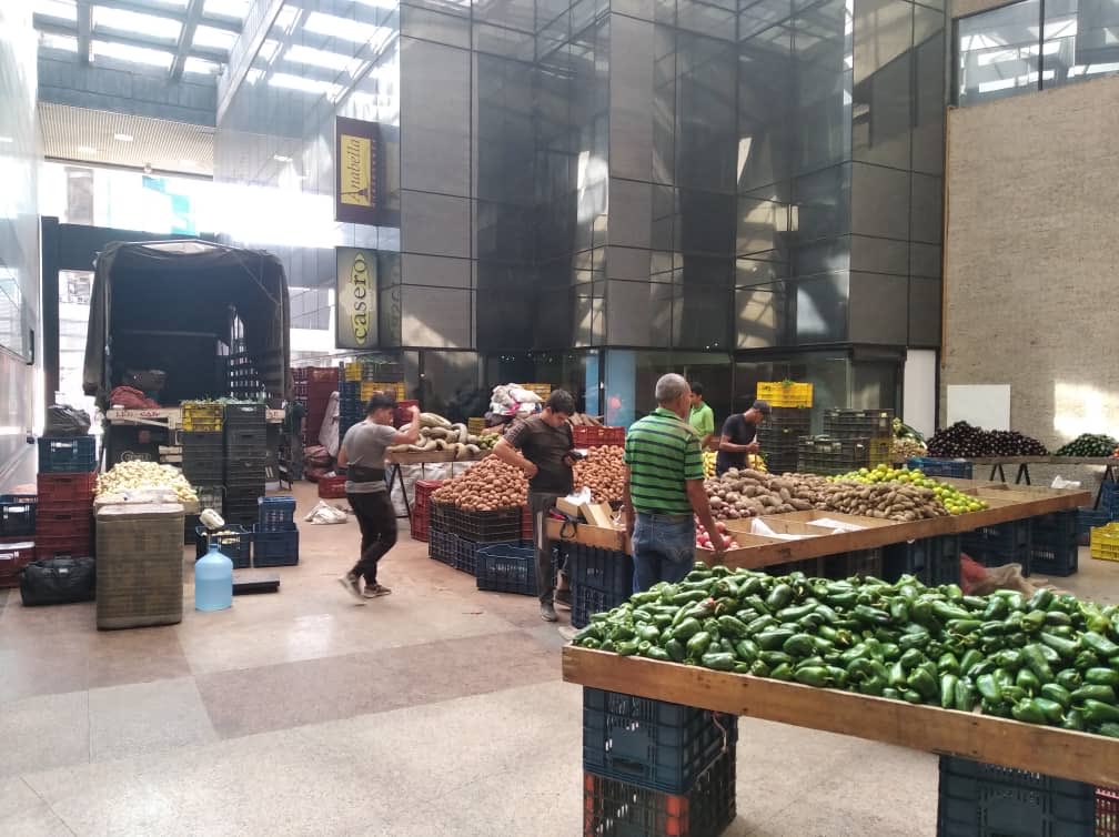 ACIDPUPPET's tweet photo. Aunque no lo crean, esto el hall de entrada en la sede de @PDVSA en la Campiña. https://t.co/O4xxkZz5ZX