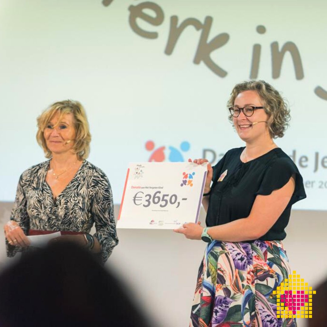 HetVergetenKind's tweet photo. DAG VAN DE JEUGDPROFESSIONAL: STERK IN JE WERK!
Vandaag vond het congres #DvdJ Dag van de Jeugdprofessional plaats. Wij waren aanwezig om professionals te informeren over ons werk. En we mochten deze cheque in ontvangst nemen! Hierdoor staan wij ook weer sterker in ons werk! ❤️ https://t.co/qffHwaO7EI