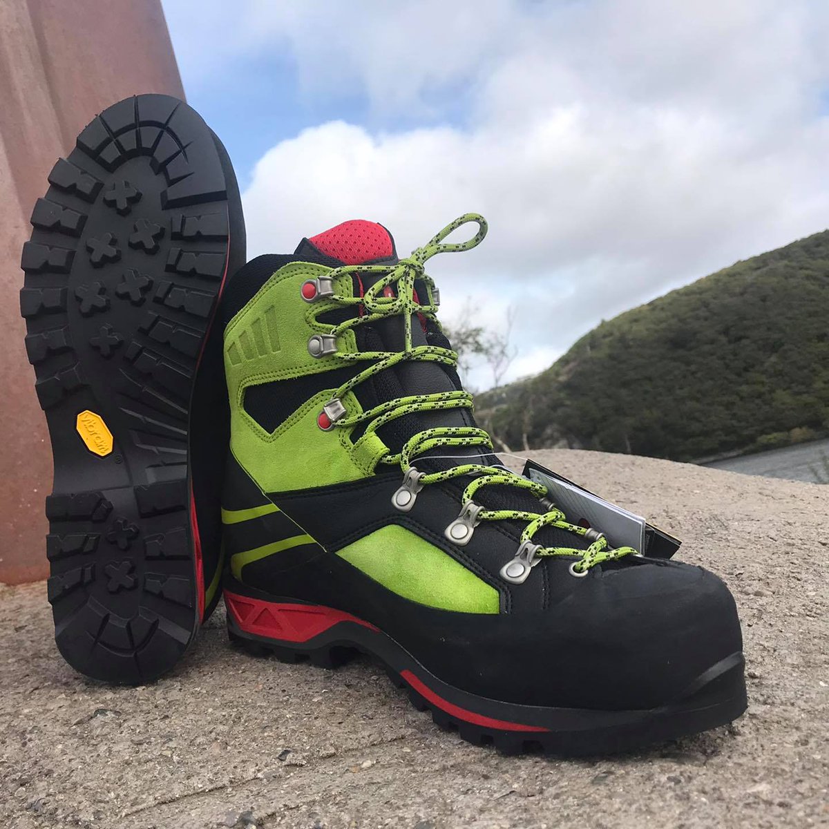 CribGochOutdoor's tweet photo. Closing down sale in the clearance shop. Boots, shoes, waterproof jackets and trousers, kids clothing, down jackets, running shoes... even socks! Everything must go. #Llanberis #outdoorshop #camping #hiking #running https://t.co/jti2qqlTap