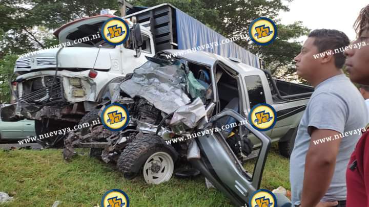 #ÚltimaHora Choque entre camión y camioneta deja tres personas muertas en #Matagalpa >> nuevaya.com.ni/b/3GUR