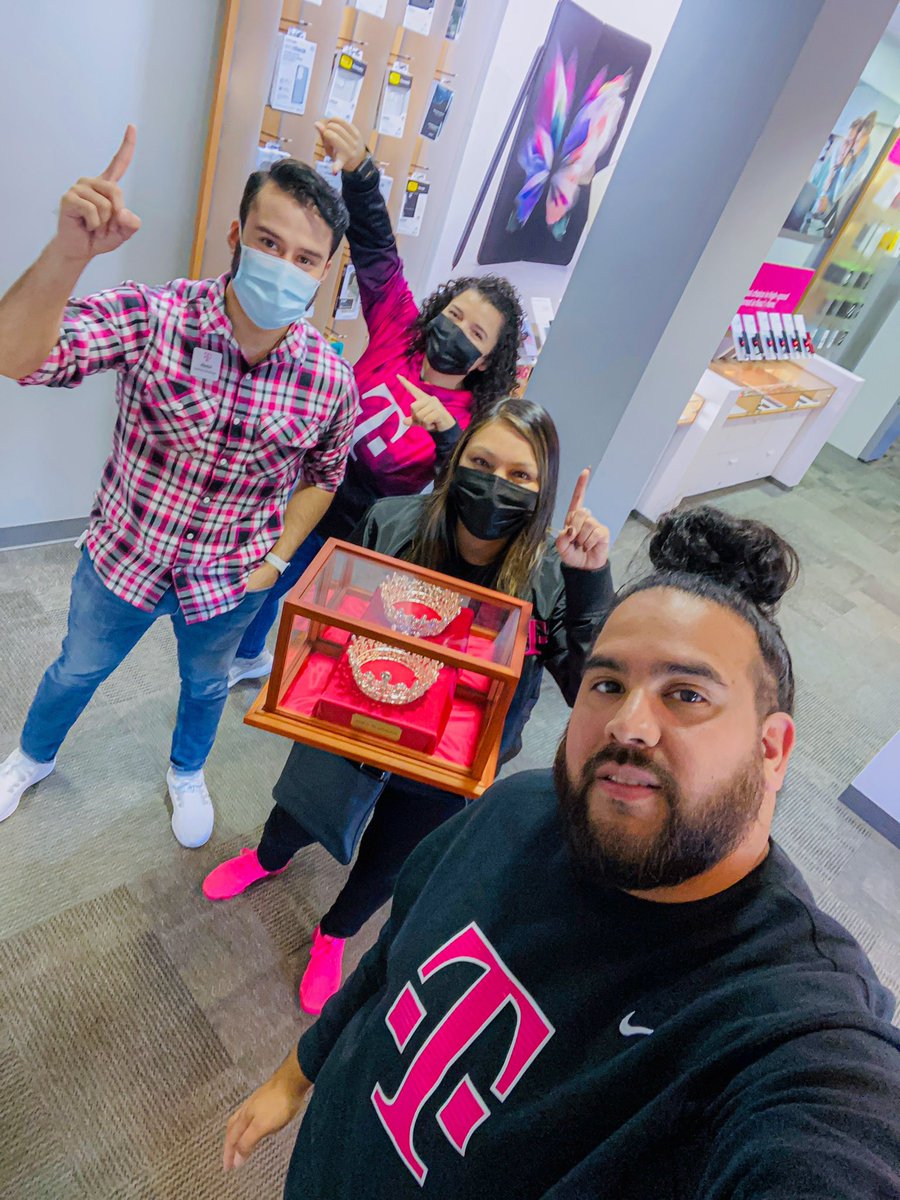 TChainzDC's tweet photo. And…….. The Crown goes to @GregHaynesJr and the team at Reston Campus!!!
@SellPhones4 with the Special Deivery
#CrownOfTheMidAtlantic👑
#iPhoneLaunchDay https://t.co/ytYRlp4vhl