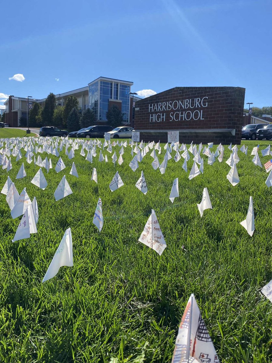 BlueStreakHOSA's tweet photo. Thank you to everyone who helped make the National Service Remembrance Project a success. We were able to come together and remember those who mean so much to the HHS community!! #hhshosa #bluestreakpride https://t.co/ZQmVIJKic7