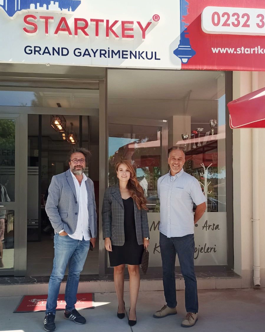 leongayrimenkul's tweet photo. Rakip değil dost.. İşbirliklerimizle birlikte hep çok daha güçlüyüz 👊🏻💪🏻 #startkey #ColdwellBanker #cbatak #dostluk #işbirliği #başarı #gayrimenkul #kalite #profesyonel #izmir #urla #emlak #güçlüekip https://t.co/JMLhFA1A9P