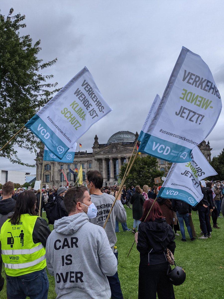 AKE_VCD's tweet photo. Heute mit dem @VCDeV vor Ort beim #Klimastreik am Bundestag.
Damit die #Verkehrswende nach der #BTW21 ins Rollen kommt & mit einem #Bundesmobilitätsgesetz langfristig auf dem Gleis bleibt.
"Wir sind hier, wir sind laut, weil ihr uns die Zukunft klaut."
#Klimaschutz https://t.co/jIFTr6YmQy
