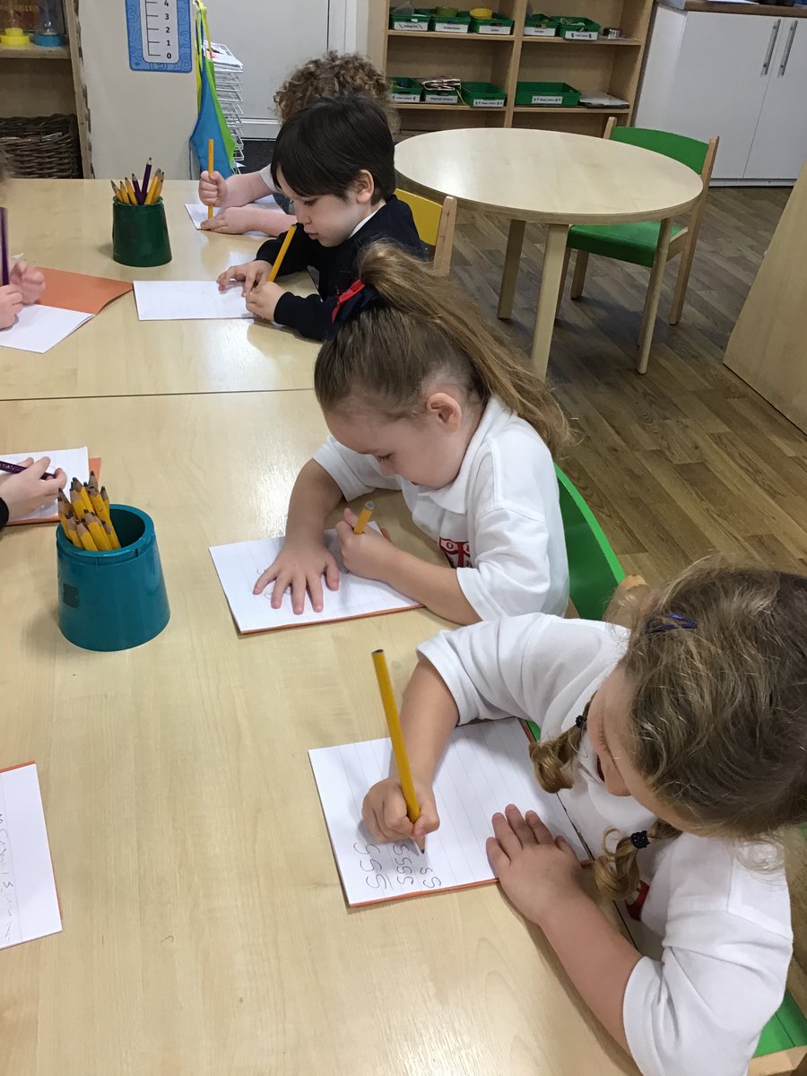 olgheyfs's tweet photo. Reception are off to a flying start in RWI. @RuthMiskinEdu #OLGH #OLGHeyfs #OLGHenglish #writing #phonics #pencilgrip #firstsounds https://t.co/ItWYcMDRZC