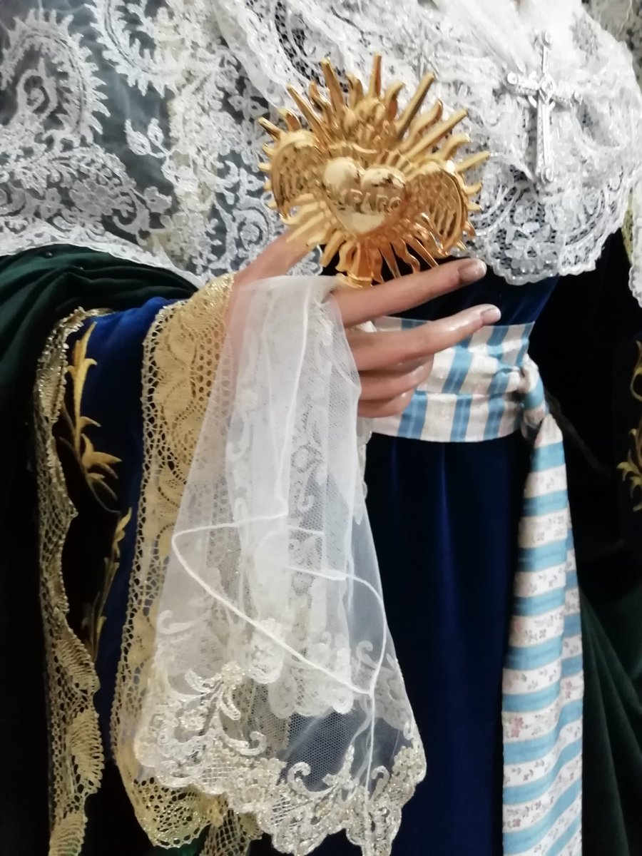 PasionDHoficial's tweet photo. Nuestra Madre y Señora del Amparo amanece hoy ataviada para el comienzo de un nuevo curso. Porta, en su mano derecha, corazón alado donado por un grupo de hermanos y la cruz pectoral, realizada en plata con aplicaciones de nácar.

Ruega por nosotros Santa Madre de Dios. https://t.co/QnLhZdDYKN
