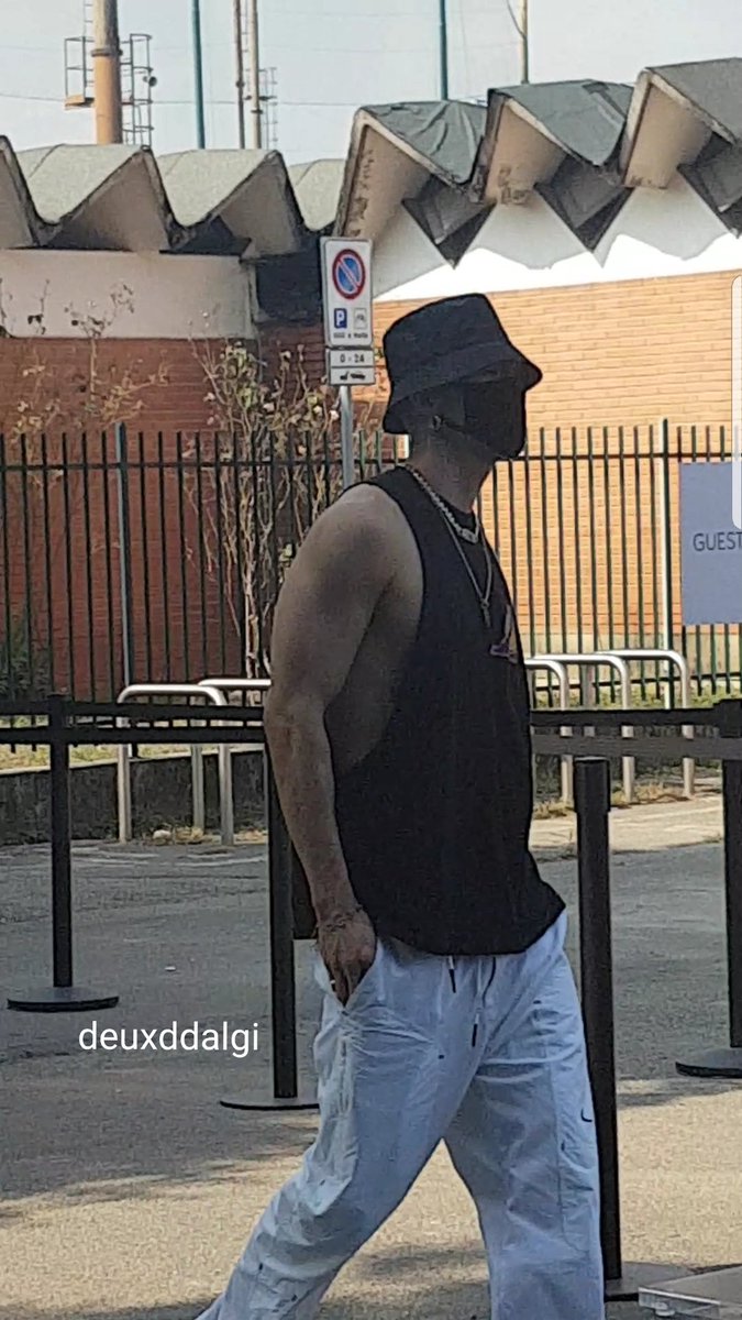 deuxddalgi's tweet photo. anyway he was very sweet and kind, stopping for selfies and lowering the car window multiple times. you can really feel how much he loves meeting hiddens 💓 https://t.co/jpR1dTBU32