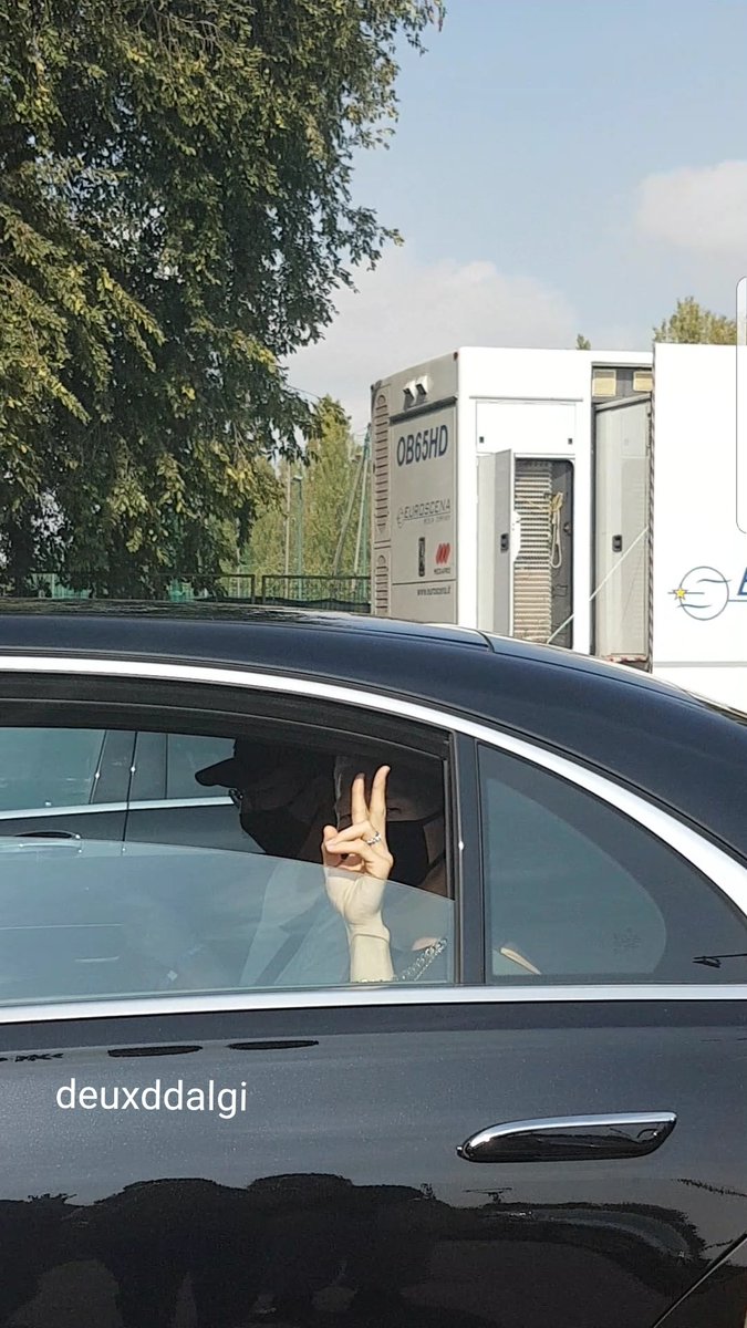 deuxddalgi's tweet photo. anyway he was very sweet and kind, stopping for selfies and lowering the car window multiple times. you can really feel how much he loves meeting hiddens 💓 https://t.co/jpR1dTBU32