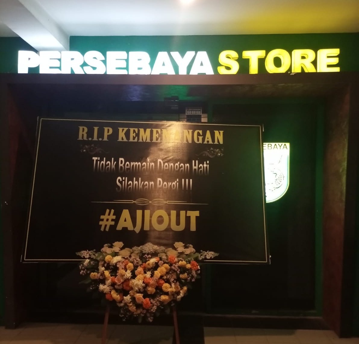 Green_Nord27's tweet photo. Poor strategy, 
Lack of motivation, 
No creativity, 
Enough is enough, 

there's no lucky goal today. 
#AjiOUT or #WALKOUT? https://t.co/St7LOedmnK