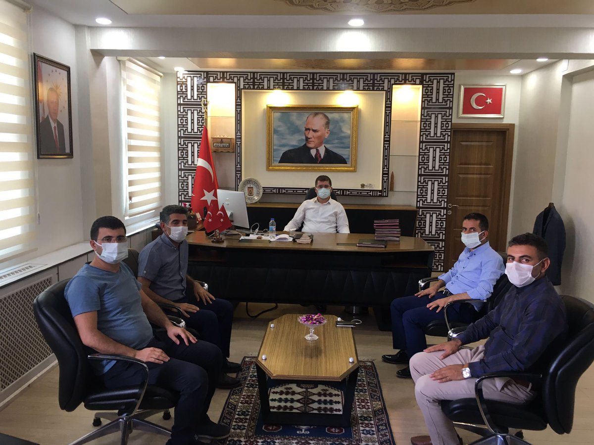 Dargeçit Kaymakamı Sayın Ömer ÖZBAY ‘ı makamında ziyaret ettik.Yeni görevinde başarılar diliyoruz.İlgi ve alakalarından dolayı çok teşekkür ediyoruz.<a href="/_aliyalcin_/">Ali YALÇIN</a> <a href="/TC_icisleri/">T.C. İçişleri Bakanlığı</a> <a href="/mahmutdemirttas/">Mahmut Demirtaş</a> <a href="/OzbayOmer/">Ömer Özbay</a> <a href="/sukru_kolukisa/">Şükrü Kolukısa</a> <a href="/meminesen/">Mehmet Emin ESEN</a> <a href="/ebsmardin/">EBS Mardin</a> <a href="/eyyup_deger/">Eyyüp Değer</a>