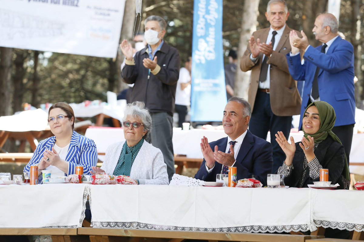 avadursun's tweet photo. 7'den 70'e gönüllere dokunmaya devam ediyoruz 🌺

Aile ve Sosyal Hizmetler Bakanımız Sayın @deryayanikashb'ın teşrifleri ile, Sultangazi Huzurevinden kıymetli büyüklerimizi yeşil ve mavinin muhteşem güzelliğinde misafir ettik🌳🌊 https://t.co/UmrWwpOGLj