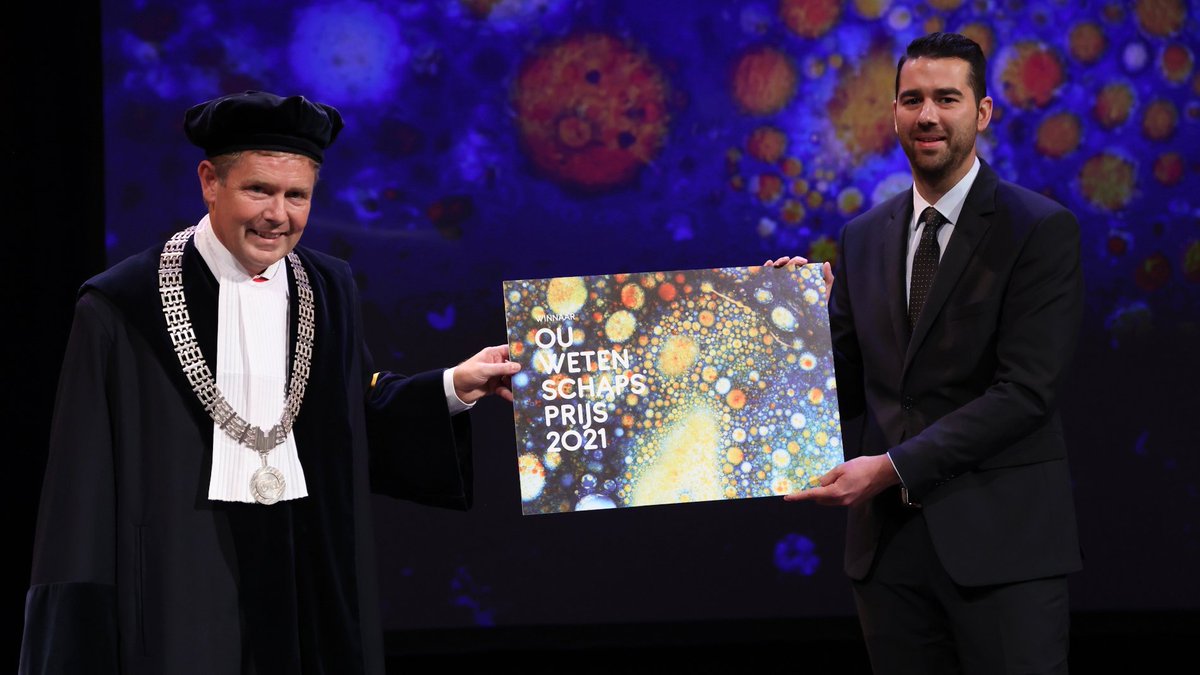 Tijdens de dies natalis ook de uitreiking van de OU Wetenschapsprijs voor een jonge talentvolle onderzoeker. Vijf genomineerden, Wim Lambrechts is de winnaar! ou.nl/dies-natalis