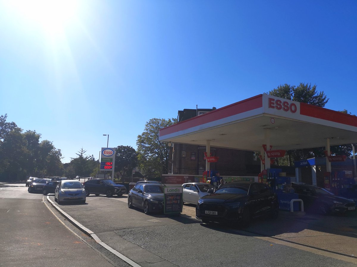 PalmerPhotoUK's tweet photo. Crazy queue for #Petrol in Morden this afternoon! Why is everyone #panicbuying fuel?! https://t.co/Nbti6L8UCN