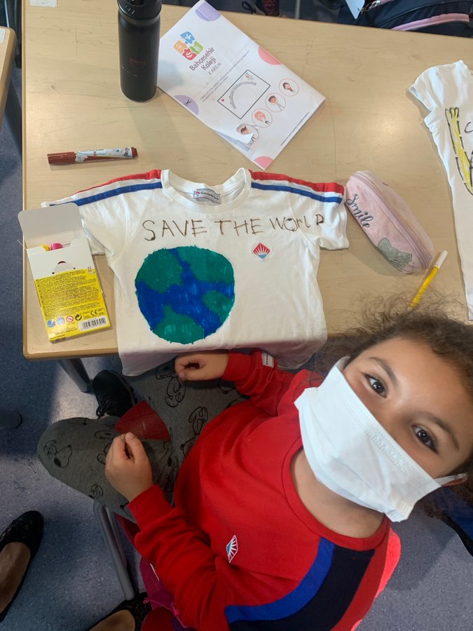 İklim Krizine Sessiz Kalma!
İlkokul zümresi olarak öğrencilerimizle birlikte tişörtlerimizi tasarladık. Tişörtlerimizin üzerindeki resimler ve sloganlar ile iklim krizine dikkat çekiyoruz.
#heranimdabahcesehir #bahçeşehirkoleji @mduranoznacar <a href="/BkOmerli/">BK Ömerli Kampüsü</a> <a href="/gkhnsntrkbk/">Gökhan ŞENTÜRK</a> 🌍💦☀️🌳🔥