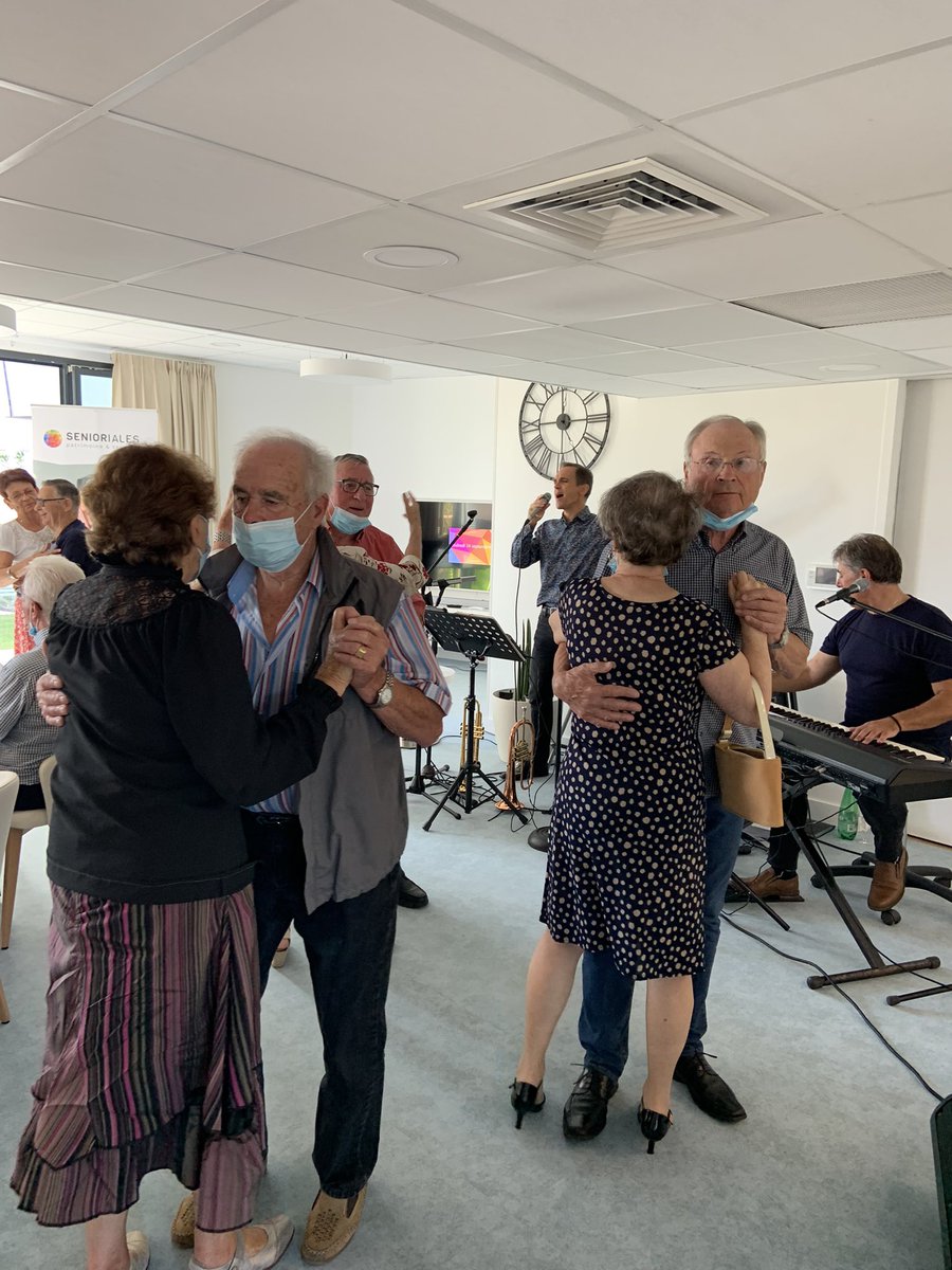 Très belle inauguration de notre résidence de <a href="/SenLeTeich/">Senioriales en ville du Teich</a> en présence de @Francoisdeluga de <a href="/misery_benjamin/">Benjamin Misery</a> et de toute la #teamsenioriales avec un temps estival et le retour à une ambiance festive comme on les aime chez <a href="/senioriales/">Senioriales</a> !
