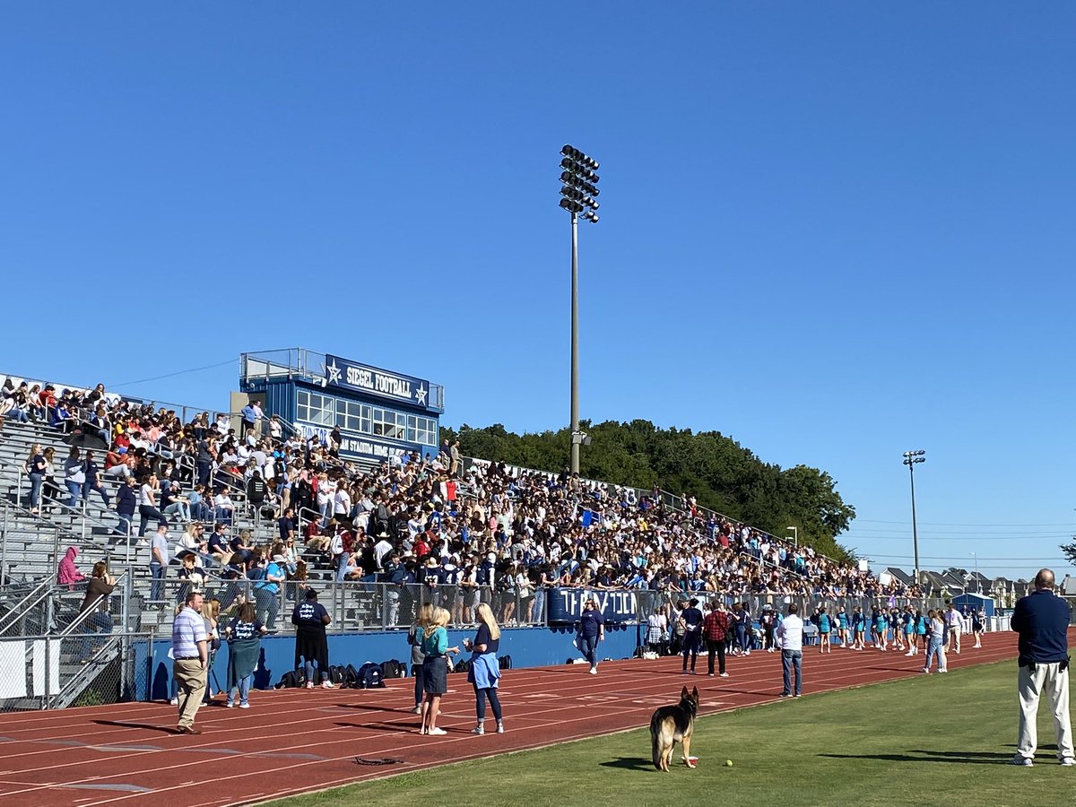 SiegelHighStars's tweet photo. Great day to have a pep rally to end the week in preparation for the homecoming game tonight for @StarsFootball https://t.co/biLX7JAG6T