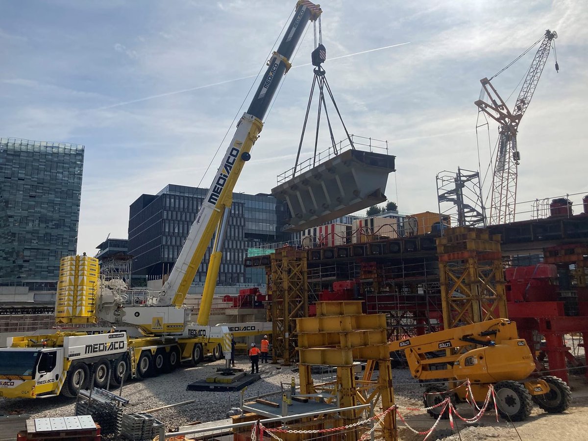 Dans le 13e arrondissement de #Paris, la #construction du pont de la Salpêtrière se poursuit avec la participation de nos équipes de <a href="/GroupeMediaco/">Groupe Mediaco</a> Île de France pour les différentes opérations de #levage sur le #chantier. 👷👷