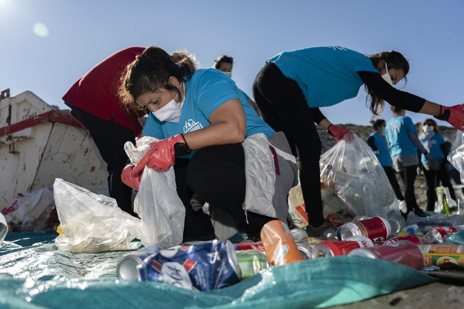 nicerendezvous's tweet photo. "Alors que la journée mondiale du nettoyage dit le « #WorldCleanUpDay » vient de s’achever, les plages électro de #Cannes organisent le 25 septembre, leur propre journée de sensibilisation en faveur de la planète"
↪️ https://t.co/42kPjTNXVE - @F3cotedazur #CleaningSession #NRDV https://t.co/RK7Y0NTwvM