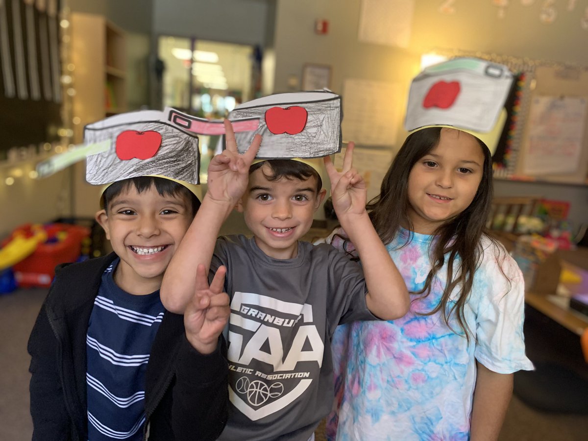 OaksTyler_'s tweet photo. We are celebrating Johnny Appleseed at @mambrinosteam... bring on all the apple tastings! #appliepie #applejuice #johnnyapples #cookedapples https://t.co/S5sFKcpLE6