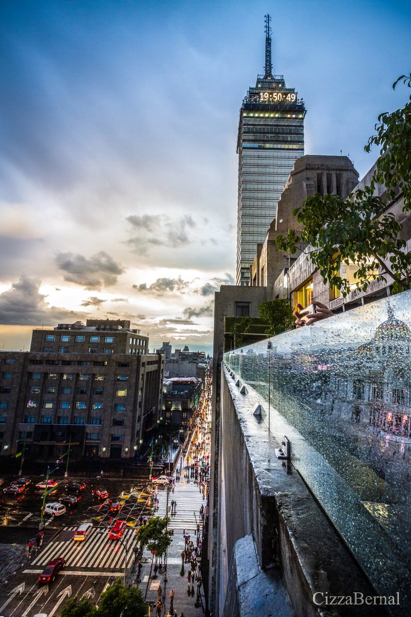 No saben cuánto me costó que el  reflejo de bellas artes se viera en el vidrio y a su vez saliera la torre latino! 
¿Ya lo notaste? 
😍🙌