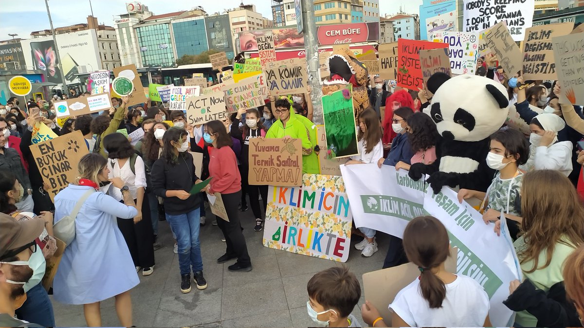 Büyümekte olan iklim krizine karşı gençler, çocuklar tek ses oldu. 
İklimi değil, sistemi değiştir! 

📌8. Küresel iklim grevi Kadıköy
#FridaysForFuture #AnotherWorldIsNecessary #SistemiKöktenDeğiştir #İklimGrevi2021 #İklimİçinBirlikte
