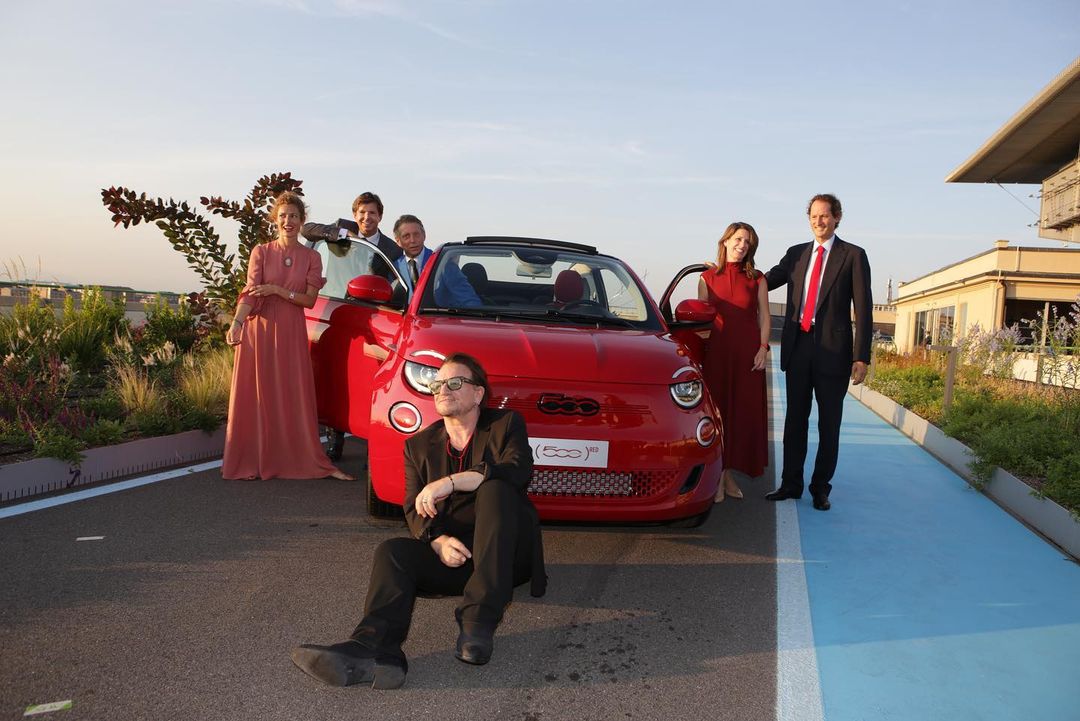 u2peru's tweet photo. "This is what a Beautiful Day looks like"
Vía IG @olivier.francois
#Bono #REDcampaign #RED #Fiat #Fiat500 #PlantingTheSeedsOfOurFuture #New500RED #Casa500 #LaPista500Skygarden #U2 @U2 @RED @fiat https://t.co/7zBd2k9hhM