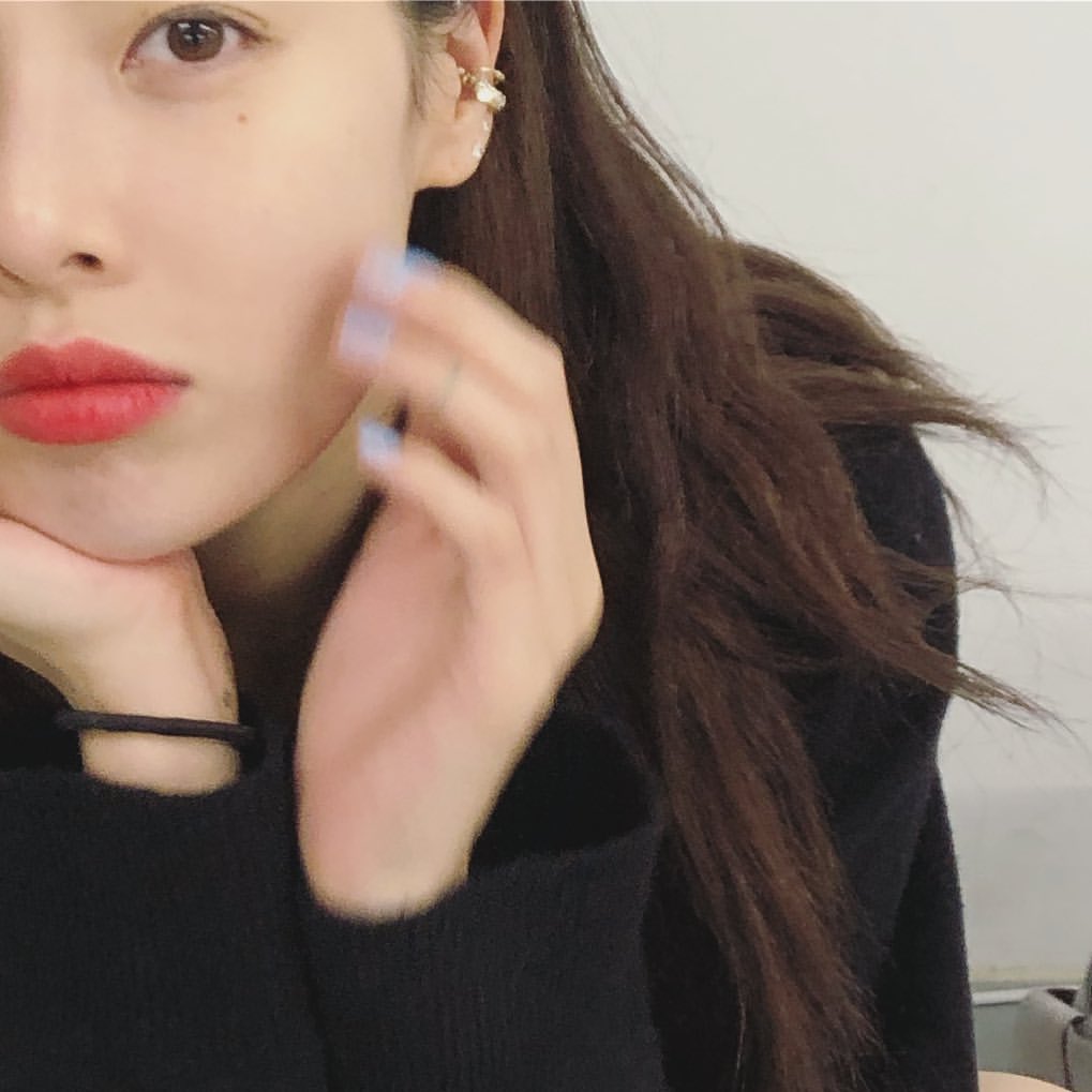 rebelxluvr's tweet photo. Aaaaaaaahhhhh!!!! 
Good morning~

This is the best selca I could take this morning. 

IT'S MY DEBUT DAY!!!! 🎉🎊

~~Haeran aka HyunA

#RBErp #RosetteDailyLives 
#HyunAdebutday #RBEDebut #FlowerShowerDebut https://t.co/mnoVlTAKGo