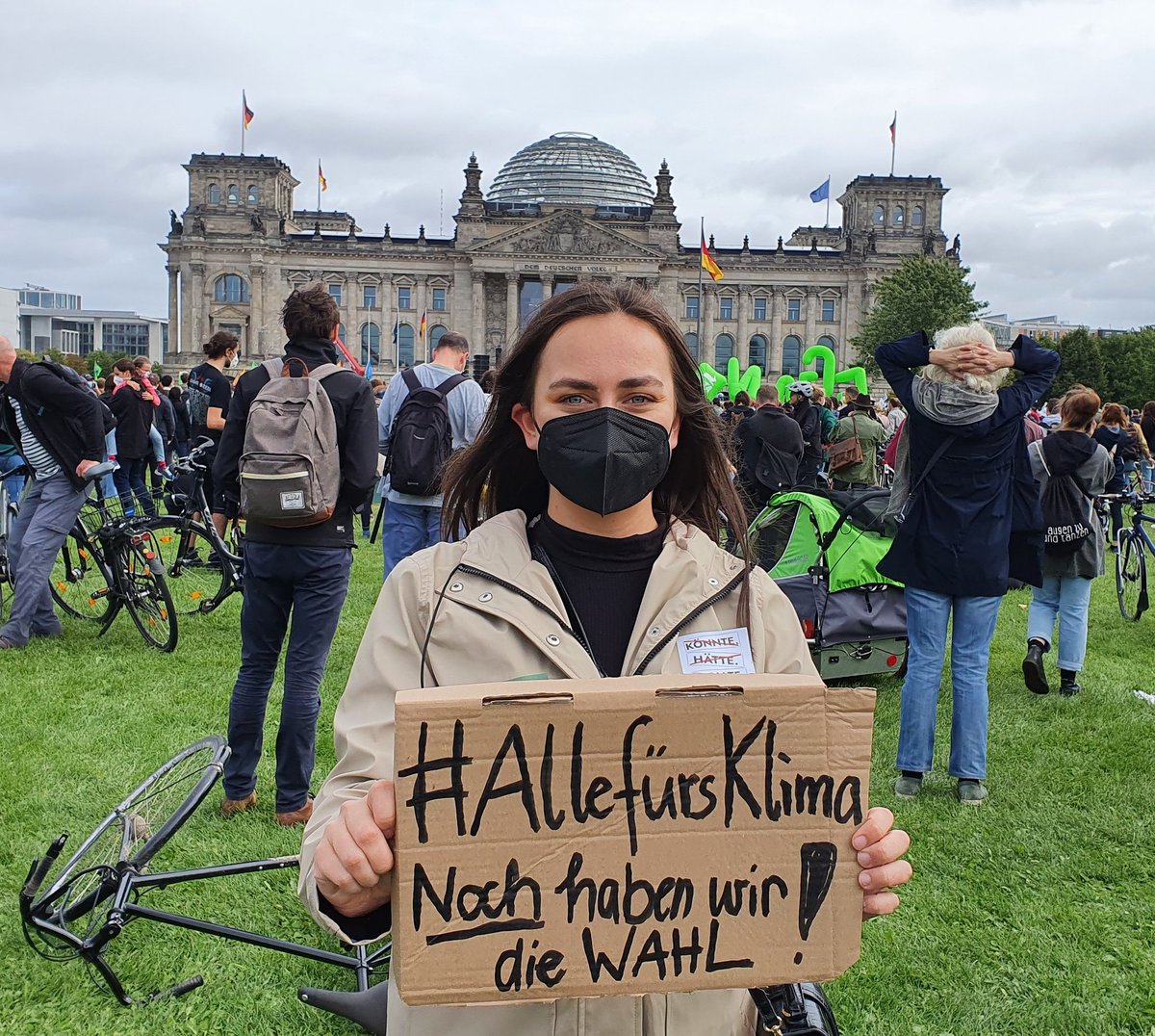 #AlleFuersKlima mit 100.000 Menschen in Berlin! ✊🏻💚 

Noch haben wir die Wahl: für Klimagerechtigkeit, soziale Gerechtigkeit, Generationengerechtigkeit! Die Politik der nächsten 4 Jahre ist entscheidend dafür ob wir die schlimmsten Folgen der #Klimakrise verhindern können.