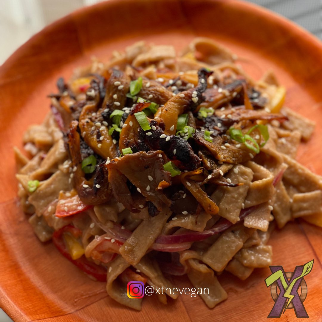 xthevegan's tweet photo. 🌱Spicy Thai Peanot Spelt Noodles 
🌱Orange Sweet N Spicy Oyster Mushrooms 
🌱Garnished with Sesame Seeds n Scallions 
👨🏽‍🍳😙🤌🏽 https://t.co/vbgcNijFzF