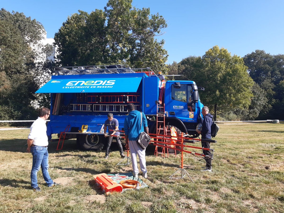 enedis_pdl's tweet photo. Aujourd'hui, ce sont les Jeux de la #diversité à @larochesuryonfr, organisés par notre partenaire le FACE Vendée ! L’occasion pour @enedis d'échanger avec les jeunes étudiants ou demandeurs d'emploi et de tester en direct leurs capacités sur le métier de Technicien Sous Tension ! https://t.co/OSW2PxLGwY