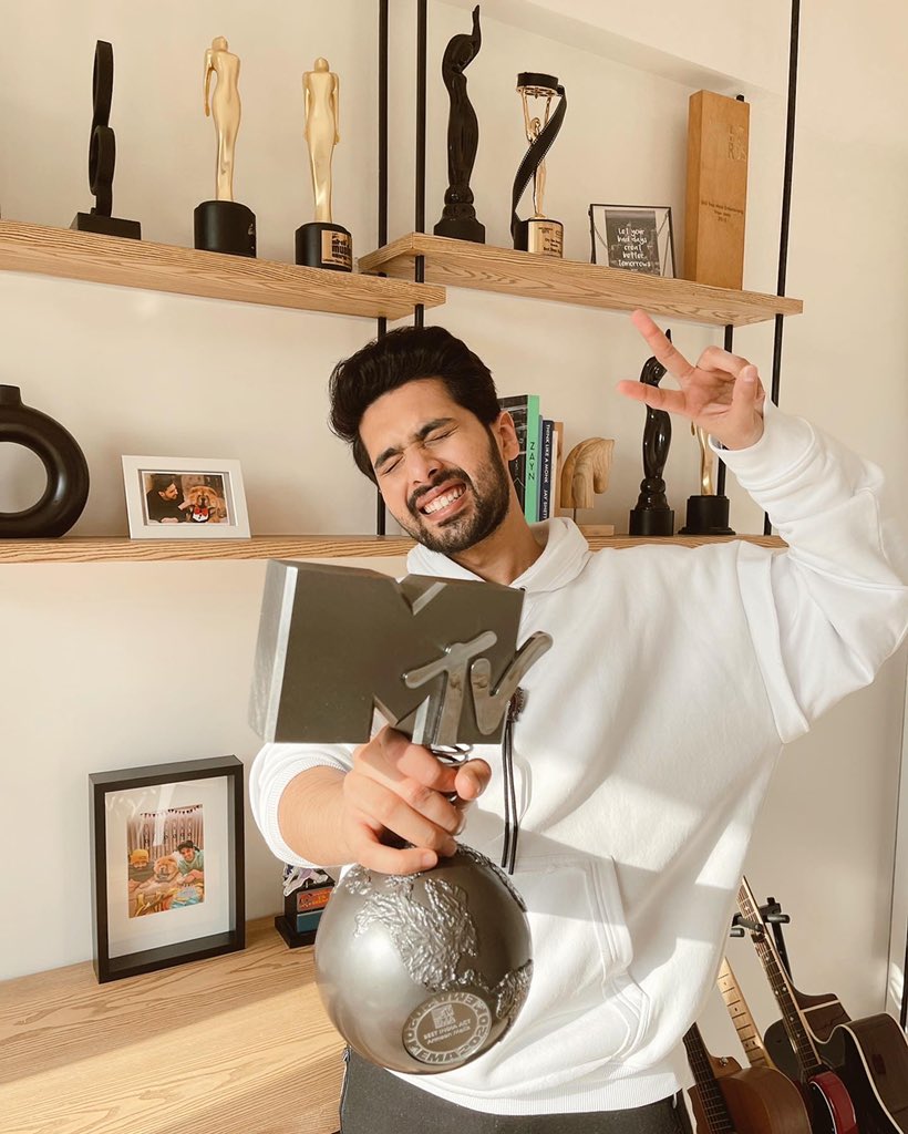 ArmaanMalik22's tweet photo. My journey with English music has always been very personal and special moments like these make it even more exciting! Thank you @mtvema for sending this baby through. Waited for almost a year to post this 🤍 https://t.co/Kp4wBNZJh2