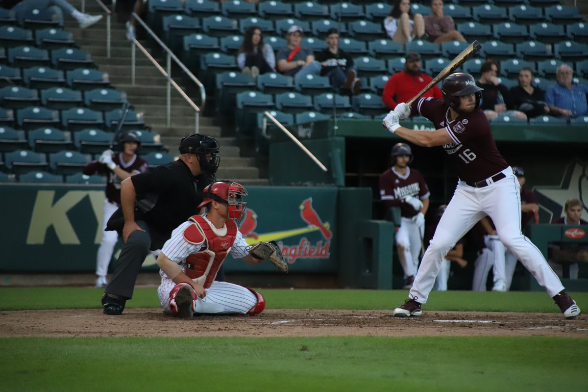 CoachNasby's tweet photo. Coach Bell would have loved the fight from our @DruryBaseball men last night. Battling counts, filling up the zone, playing with energy, getting the uni dirty,&amp; being aggressive on the bags. Most importantly, being there for your teammates, thru up and downs. That was coach Bell. https://t.co/ELzVTdo2pJ