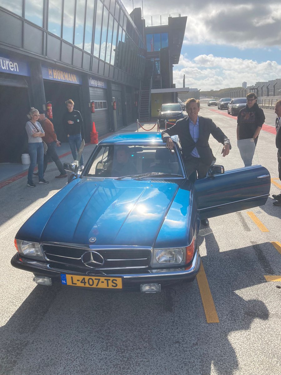 HanTenBroeke's tweet photo. Na 3 weken terug op @CP_Zandvoort, voor de EV (electric vehicle) experience. Something old, something new, something blue: Mercedes w107 Monceau. Elektrische aandrijving klassieker, super gaaf rondje op het @DutchGrandPrix circuit @VerstappenCOM en toen door naar @BNRautoshow  ➡️ https://t.co/SFLYABaZ83