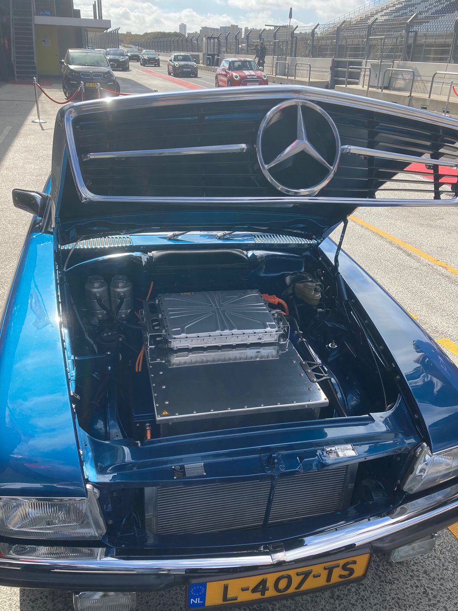 HanTenBroeke's tweet photo. Na 3 weken terug op @CP_Zandvoort, voor de EV (electric vehicle) experience. Something old, something new, something blue: Mercedes w107 Monceau. Elektrische aandrijving klassieker, super gaaf rondje op het @DutchGrandPrix circuit @VerstappenCOM en toen door naar @BNRautoshow  ➡️ https://t.co/SFLYABaZ83