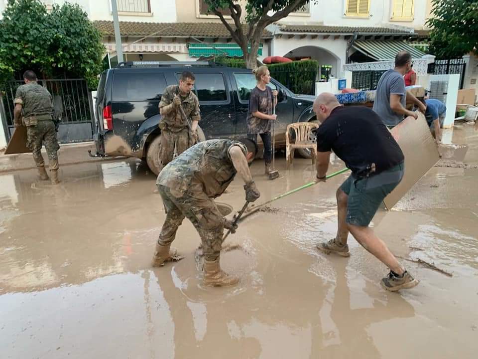 JosGOSALBEZ1's tweet photo. ⭕ | LE PESE A QUIEN LE PESE...

Este es nuestro y vuestro Ejército Español, el que para "algunos" no vale para nada, el que para "algunos" no hace nada, pero siempre está en todos lados. 🇪🇸
#EspañaSiempre #Vox #VivaEspaña
#SoloQuedaVox https://t.co/ML2YWXTcOI