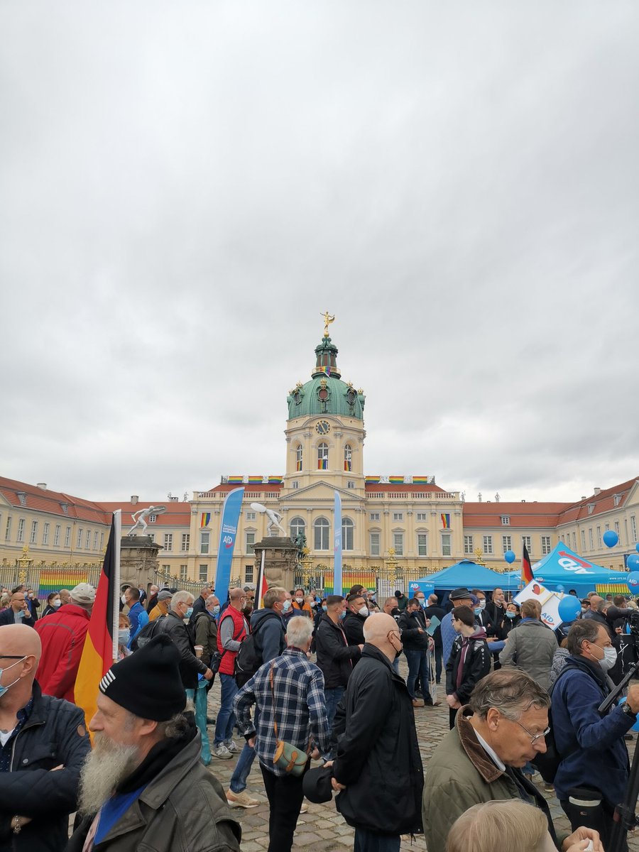 Das Charlottenburger Schloss ist mit Regenbogen-Fahnen geschmückt