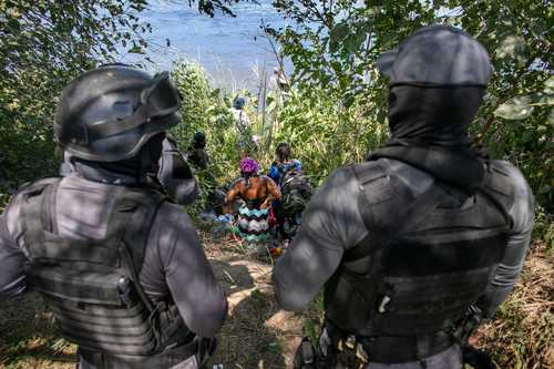 LaJornada's tweet photo. Por "deportaciones inhumanas", dimite enviado de #EU a #Haití
#DanielFoote criticó que la política de @JoeBiden hacia esa nación es profundamente defectuosa.
El país caribeño, sin condiciones para recibir a sus ciudadanos, alerta.
#Migrantes
https://t.co/Gq1Ydrbg3o https://t.co/wiXOqLfJxp