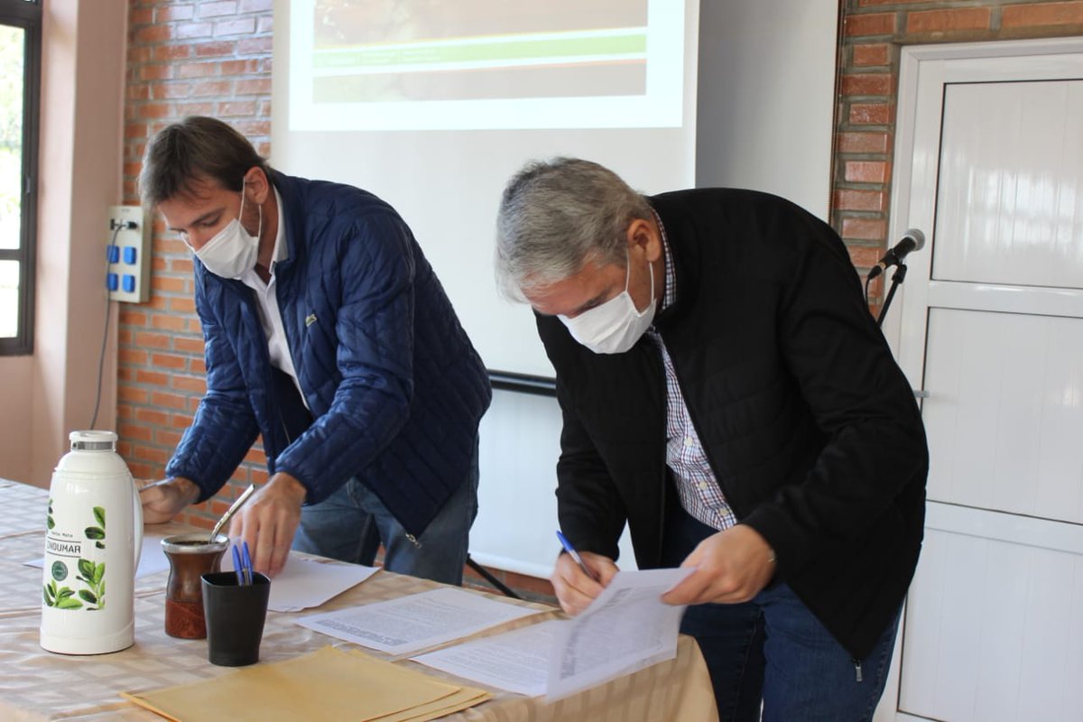 miguel_sedoff's tweet photo. 📅Hoy junto al ministro del Agro, @SebaOriozabala, el intendente de Dos de Mayo, José Luis Garay, los subsecretarios de Educación Tecnico Profesional, @gilsonb10 y de Desarrollo Forestal, Juan Ángel Gauto, y el supervisor de la escuela de agros, Rafael Bezchlibiak participamos... https://t.co/fDQRon2XrK