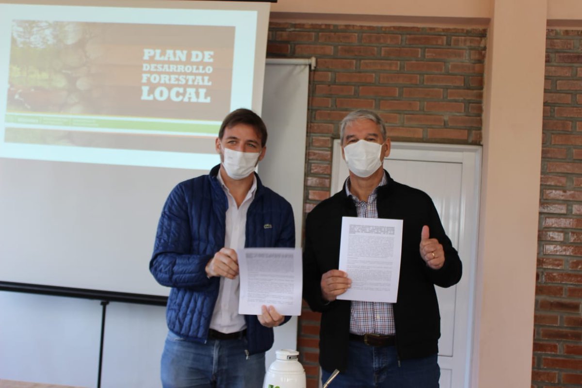 📅Hoy junto al ministro del Agro, <a href="/SebaOriozabala/">Sebastián Oriozabala</a>, el intendente de Dos de Mayo, José Luis Garay, los subsecretarios de Educación Tecnico Profesional, <a href="/gilsonb10/">Gilson Berger</a> y de Desarrollo Forestal, Juan Ángel Gauto, y el supervisor de la escuela de agros, Rafael Bezchlibiak participamos...