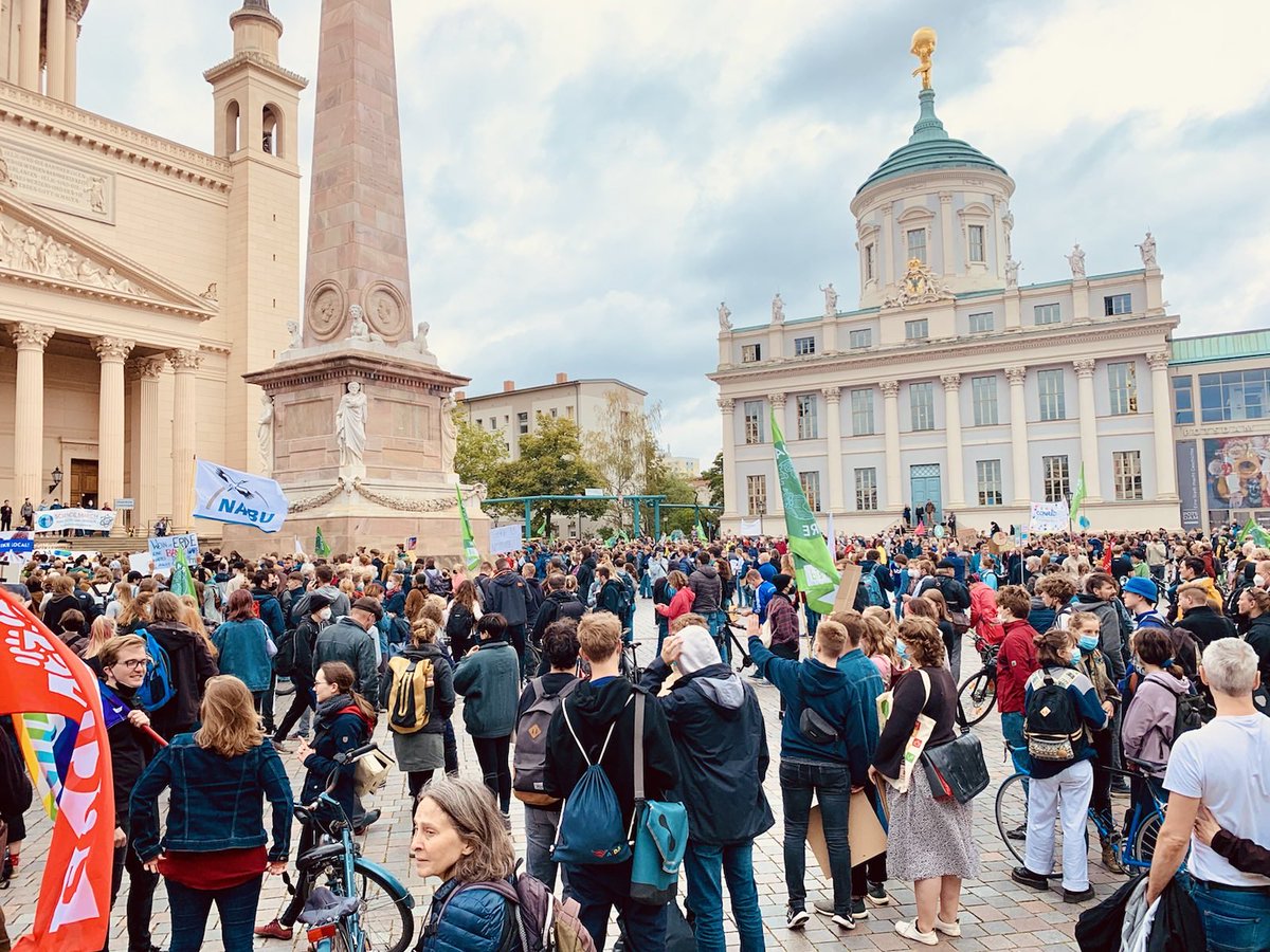 Wie gut, dass sich heute so viele junge Menschen am #Klimastreik beteiligen, Ihr Engagement ist wichtig, denn jetzt werden die Weichen für die Zukunft gestellt. Lehrkräfte sollten das Thema aufgreifen, statt übers "Schule schwänzen" zu klagen! #Klimakrise #bereitweilihresseid