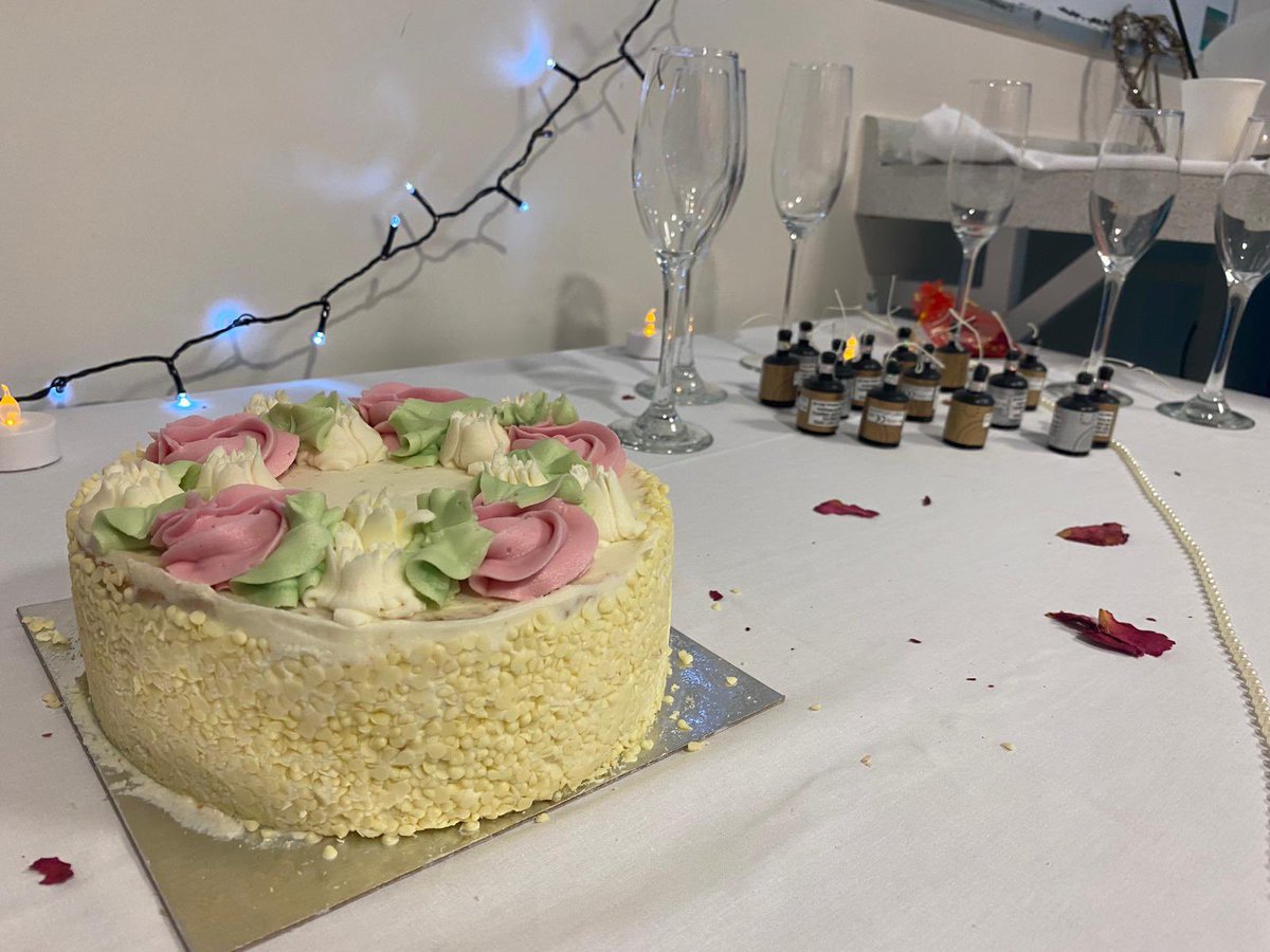 RoyalStokeED's tweet photo. Team ED doing what we do best and pulling together to arrange a wedding for one our patients in the department this morning 👰🏼‍♀️🎩 #emergencymedicine #weddingplanners #teamed @UHNM_NHS @NikNak89 @toothyclaire @richardshall731 https://t.co/zuAqbqjD7Q