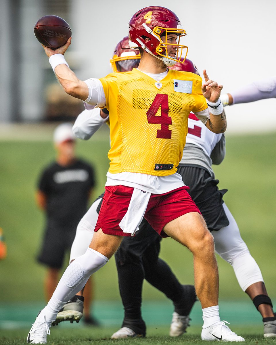 Commanders's tweet photo. zoom in on heinicke's leg sleeve https://t.co/iyN1lOIoIN
