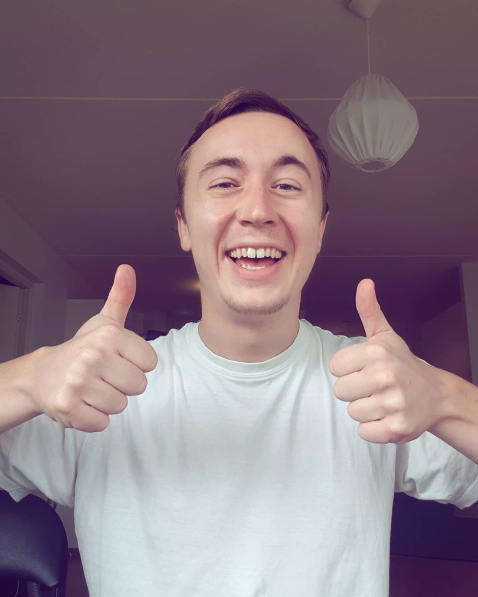 Here's how happy I am that two of my songs just reached 2 MILLION! 🥂🎉

Have a great friday everyone!