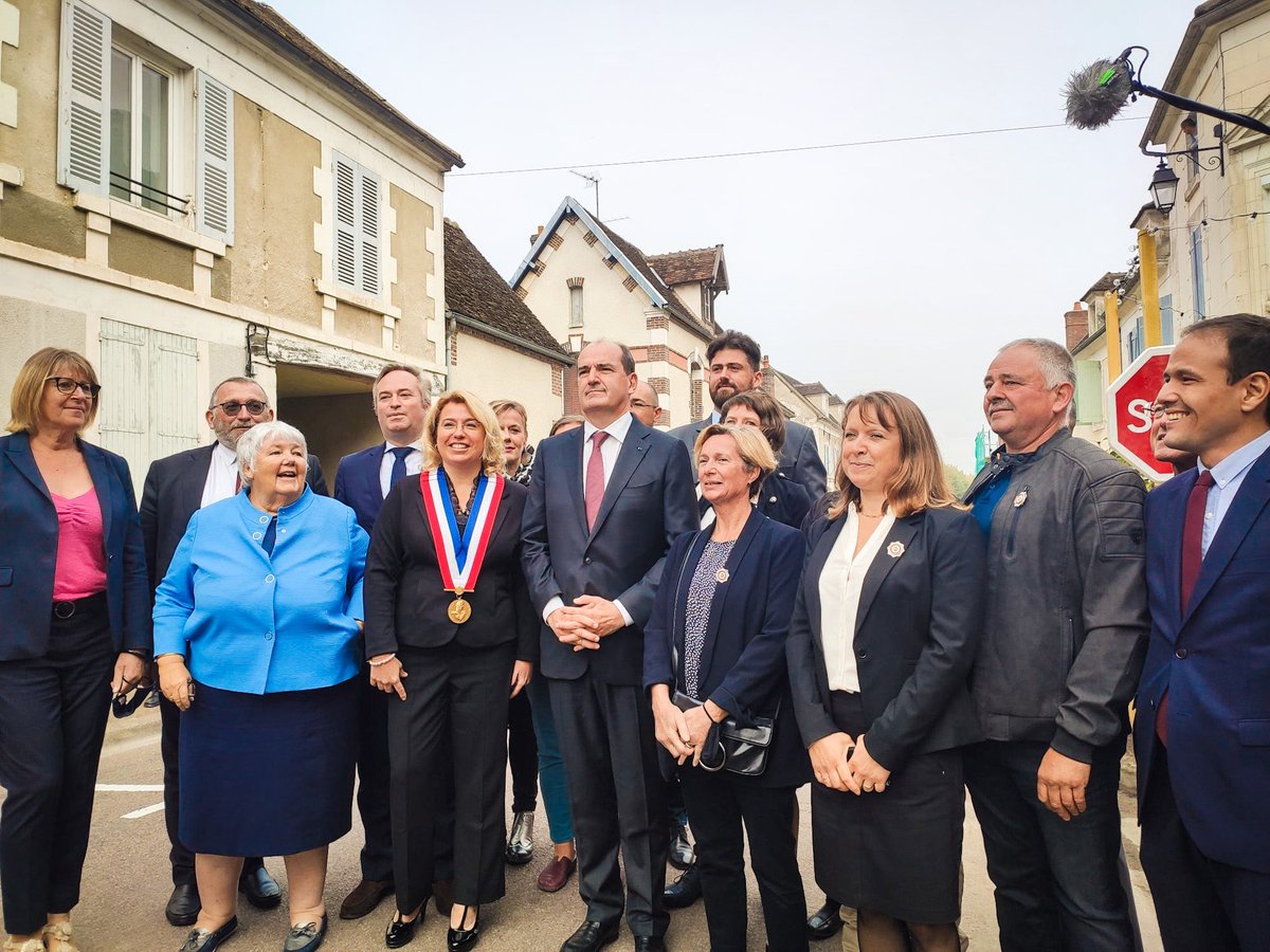 ☕️ Autour d’un café, on peut se retrouver, échanger. Maintenant, au « O’Délices de Bassou » dans l’Yonne, on peut être accompagné au numérique, grâce à l’initiative <a href="/1000_cafes/">1000 cafés</a> du <a href="/GroupeSOS/">Groupe SOS</a>. 
Heureux d’inaugurer ce nouveau lieu de vie aujourd’hui avec <a href="/JeanCASTEX/">Jean Castex</a> #FranceRelance