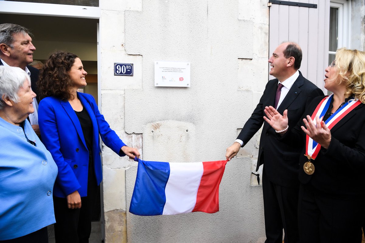 cedric_o's tweet photo. ☕️ Autour d’un café, on peut se retrouver, échanger. Maintenant, au « O’Délices de Bassou » dans l’Yonne, on peut être accompagné au numérique, grâce à l’initiative @1000_cafes du @GroupeSOS. 
Heureux d’inaugurer ce nouveau lieu de vie aujourd’hui avec @JeanCASTEX #FranceRelance https://t.co/g5flHmQ26g