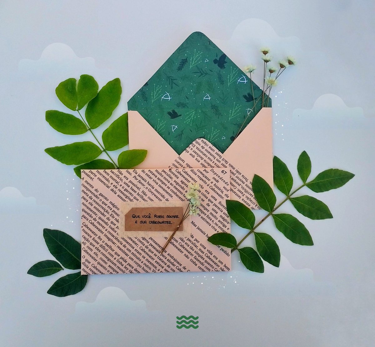 ahoybarto's tweet photo. caixa sensorial : garotos corvos
— item 6. semente de hortelã (🔮) 

florestas mágicas possuem uma magia peculiar e antiga, mas conseguimos embalar pequenos pedacinhos de sonho para que você possa plantar e sonhar a sua própria cabeswater.

conteúdo do envelope no tweet abaixo ↓ https://t.co/geYXr8Bdkz