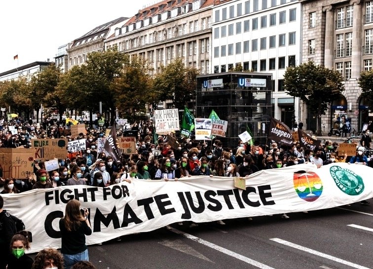 #Klimastreik in Deutschland und der ganzen Welt. So viel Dynamik. So viel positive Energie! Wart ihr auch dabei? #AlleFürsKlima
