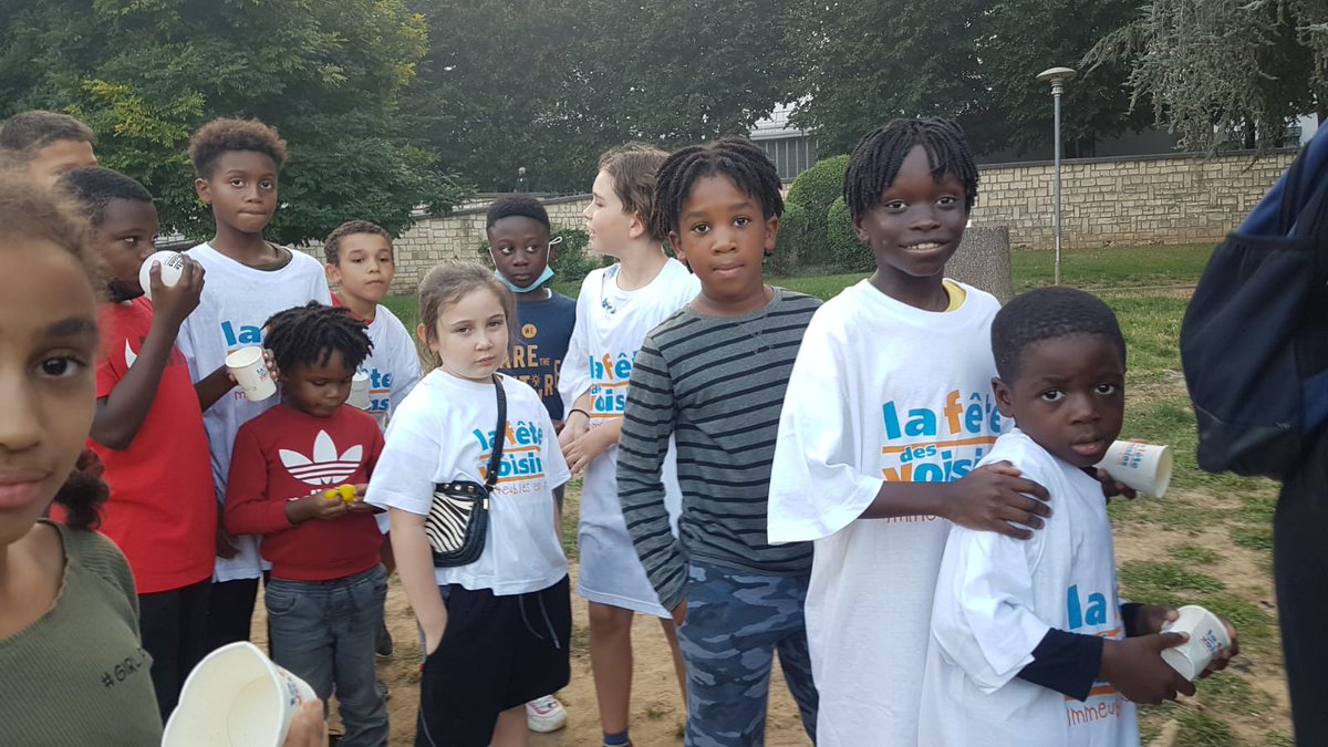 ARetrouvee's tweet photo. De beaux moments de convivialité ce soir à l’occasion de la « Fête des Voisins »,
Merci aux bénévoles pour l’organisation, ainsi qu’aux nombreux habitants qui ont répondu présent.
#fetedesvoisins #jeunesseretrouvee #cachan https://t.co/GmEirk20hH